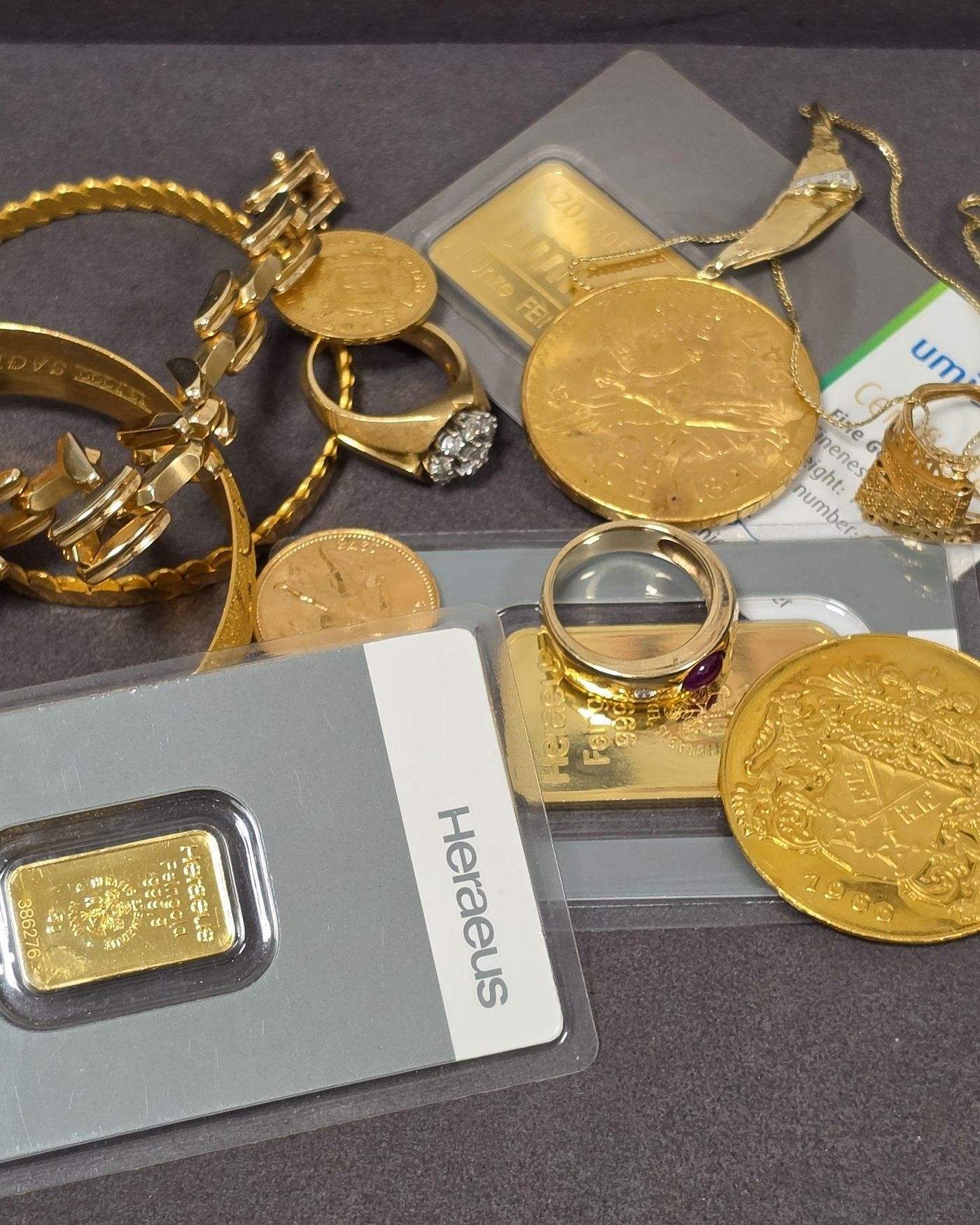 Goldschmuck und Goldbarren beim Goldankauf in Regensburg
